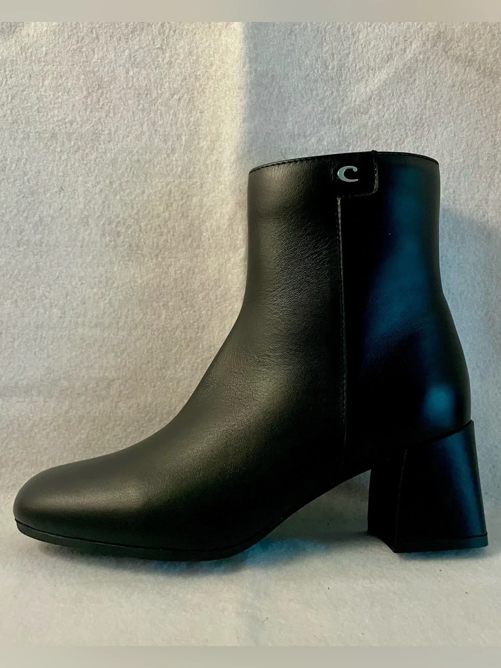 La CANADIENNE Black Leather Square-Toe Ankle Boots - Jensen - Size 6
